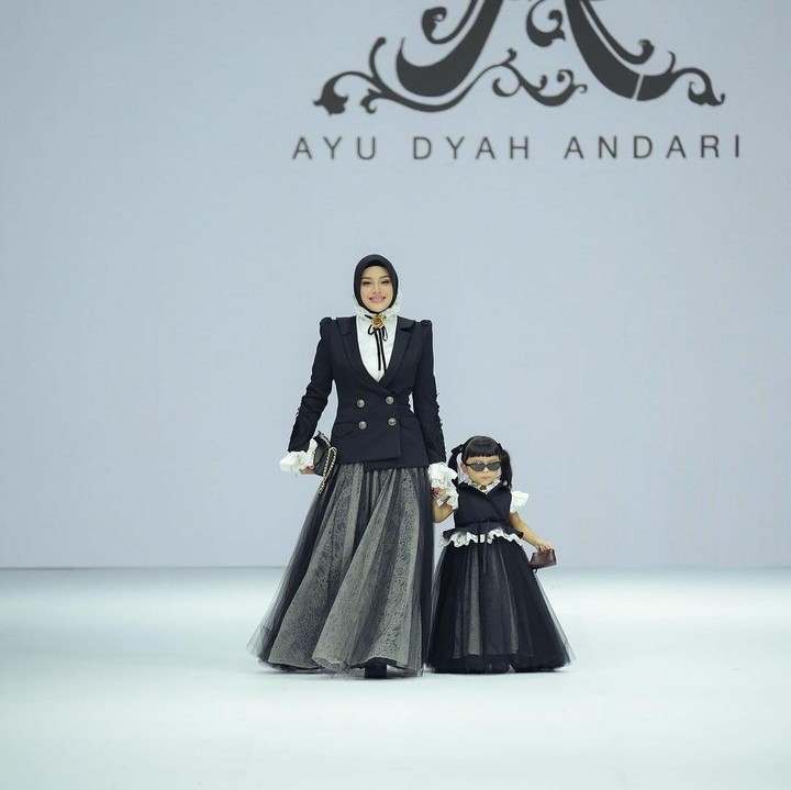 <p>Banyak netizen yang turut dibuat gemas dengan gaya Ameena, nih. Tidak sedikit pula yang mengatakan Ameena sangat cantik bak boneka. (Foto: Instagram: @aurelie.hermansyah)</p>