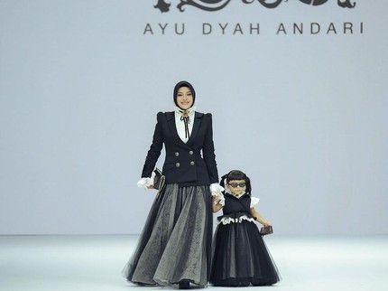 5 Potret Aurel dan Ameena Catwalk di Runway, Menggemaskan Bun