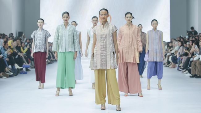Desainer Asha Smara Darra, Felicia Budi, dan Era Soekamto bermain dengan tenun dalam pertunjukan bertajuk 'Dialektika' di panggung Jakarta Fashion Week 2025.