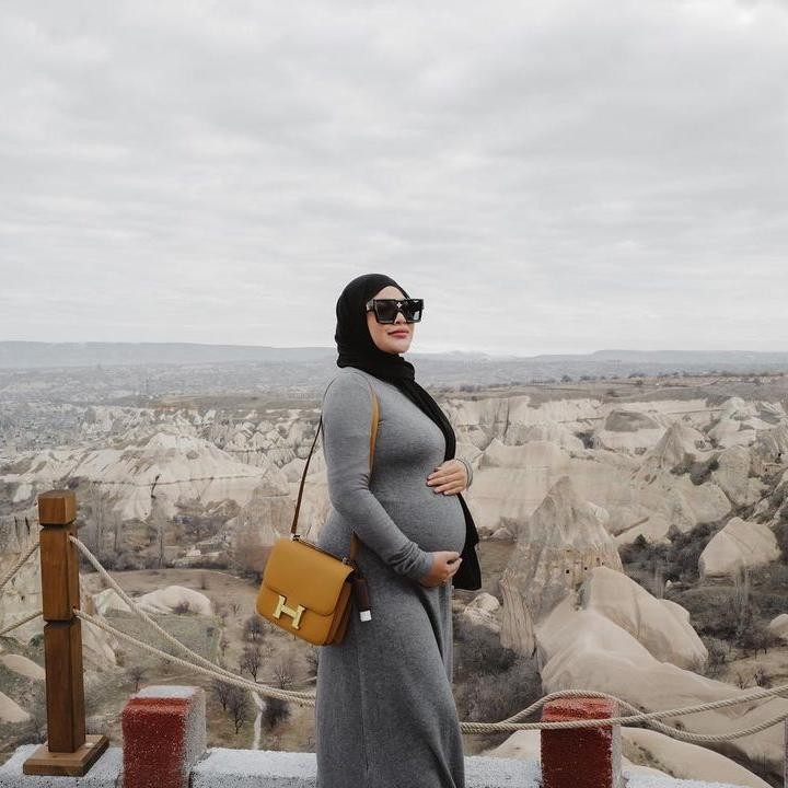 <p>Saat hamil anak pertama, Aurel Hermanyah, terbang ke Turki untuk <em>babymoon</em> bersama suaminya Atta Halilintar. Selama di Turki, Aurel mengunjungi tempat wisata populer seperti Cappadocia. <em>Babymoon</em> kali itu juga terasa spesial karena ia menghabiskan waktu bersama keluarga suaminya, Bunda. (Foto: Instagram @aurelie.hermansyah)</p>