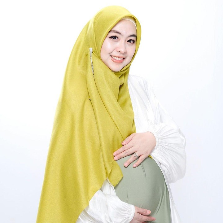 <p>Dokter dan content creator kesehatan, dr. Shindy Putri, sebentar lagi melahirkan anak kedua, Bunda. Menjelang kelahiran anak keduanya, kakak Ria Ricis ini kerap membagikan potret kehamilannya di media sosial. Shindy sering mengenakan <em>drees</em> ibu hamil <em>casual</em> dengan warna-warna pastel. Ia terbilang cukup berani dalam<em> mix and match</em> warna pakaian dan jilbabnya. (Foto: Instagram @dr.shindyputri_)</p>
