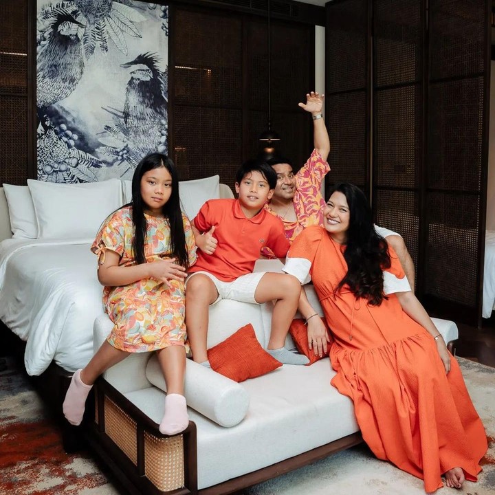 <p>Model dan istri penyanyi Judika, Duma Riris, saat ini tengah hamil anak ketiga. Meski tengah hamil besar, Duma Riris tetap peduli dengan penampilannya. Perempuan 41 tahun ini sering mengenakan pakaian berwarna senada dengan suami dan kedua anaknya. Dalam potret liburan singkat terbarunya dengan keluarga, Duma Riris mengenakan <em>dress stylish</em> berwarna <em>orange</em>. Warna <em>dress</em> ini sama seperti pakaian yang dikenakan suami dan kedua anaknya. (Foto: Instagram @duma_riris)</p>