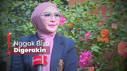 img-title Ligamen Robek Akibat Jatuh dari Tangga, Eddies Adelia Pakai Kursi Roda