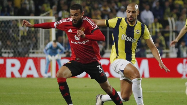 Erik Ten Hag membuat keputusan aneh dengan menempatkan bek kanan Noussair Mazraoui sebagai playmaker saat Manchester United melawan Fenerbahce di Liga Europa.