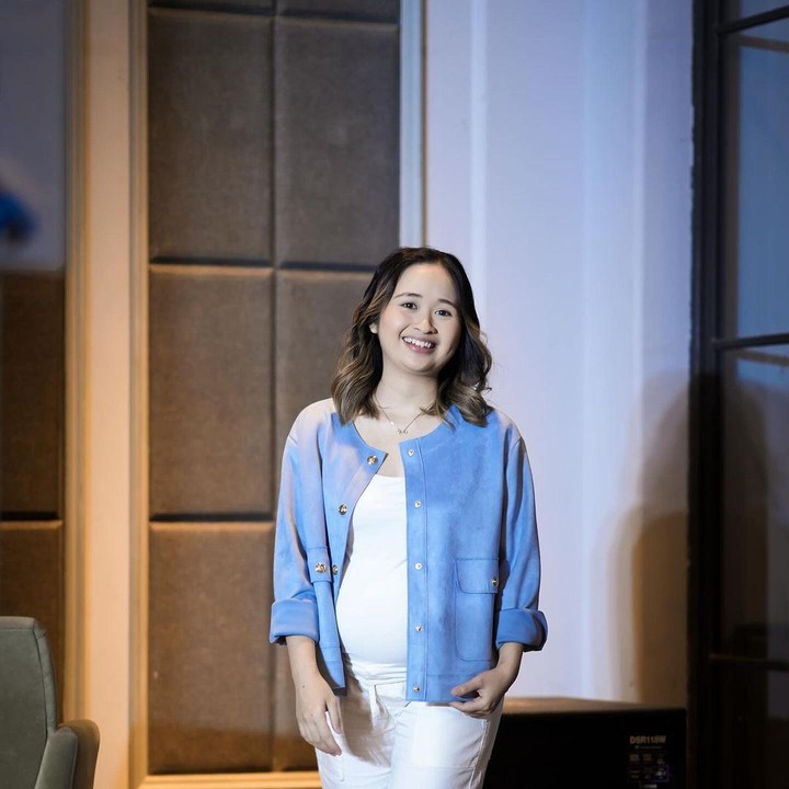 <p>Calon Bunda yang juga kerap tampil <em>stylish</em> dengan gaya trendi saat hamil adalah Gritte Agatha. Perempuan 28 tahun ini sering mengenakan pakaian casual yang warnanya <em>mix and match</em>, atau terkadang menggunakan satu warna dengan <em>tone</em> sama. Dalam potret terbaru, Gritte memamerkan gaya casual mengenakan baju dan celana putih yang dipadukan dengan blazer biru muda. Perlu diketahui ya, saat ini Gritte tengah hamil anak pertama dari pernikahan dengan Arif Hidayat. (Foto: Instagram @gritteagathaa)</p>
