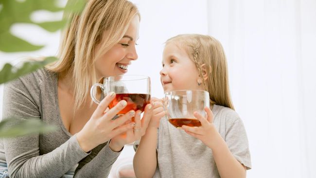 Orang tua dianjurkan untuk tidak memberikan anak minuman teh saat masa pertumbuhan. Mengapa demikian?