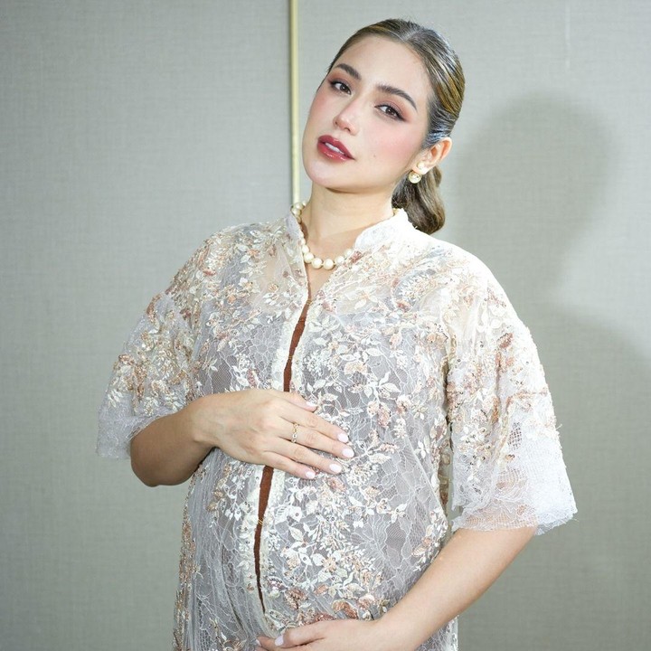 <p>Presenter dan aktris Jessica Iskandar juga tengah menanti kelahiran anak ketiga. Sejak mengumumkan kabar kehamilannya ini, Jessica Iskandar kerap memamerkan <em>baby bump</em> di media sosial. Istri Vincent Verhaag ini sering melakukan <em>photoshot</em> dengan mengenakan gaun-gaun elegan yang fokus utamanya memperlihatkan <em>baby bump</em> kehamilan. Misalnya dalam potret ini, Jessica Iskandar terlihat <em>stylish</em> dan glamor saat mengenakan gaun dengan payet berwarna silver. (Foto: Instagram @inijedar)</p>