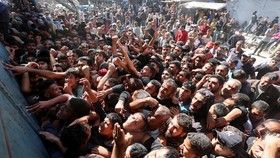 FOTO: Ratusan Warga Palestina Kelaparan, Berebutan Roti di Gaza