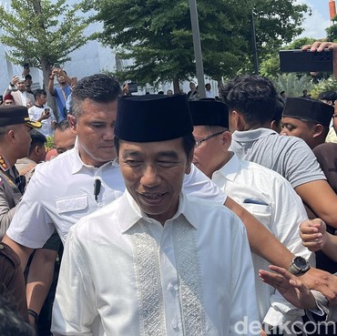 Bikin Konten Reaksi Lagu 'Waktu Ku Kecil', Cara Jokowi Pegang Ponsel Disorot