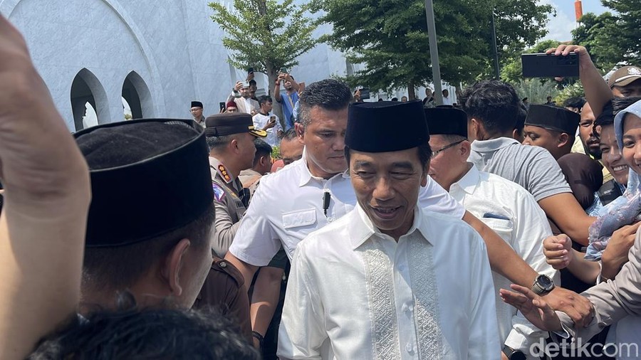 Presiden ke-7 RI Joko Widodo bersama Kaesang Pangarep salat Jumat di Masjid Raya Sheikh Zayed, Jumat (25/10/2024)