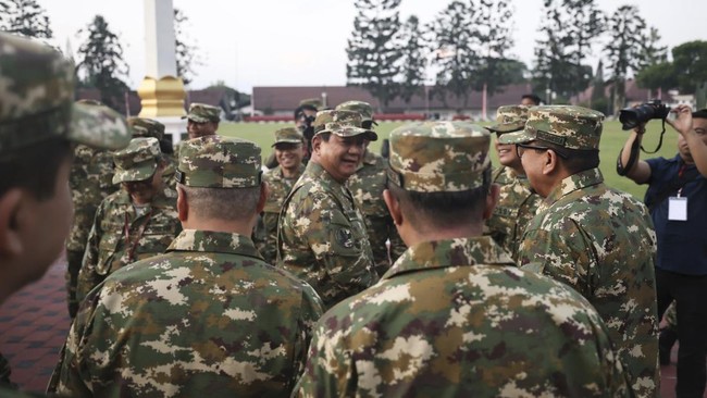 Presiden Prabowo Subianto memamerkan sejumlah orang personil Kabinet Merah Putih nan merupakan lulusan terbaik peraih Adhi Makayasa.