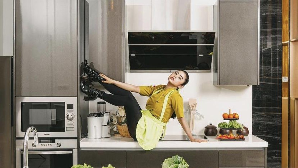 Keseruan Dewi Perssik sa gule k Sambel hingga Masak di Rumah