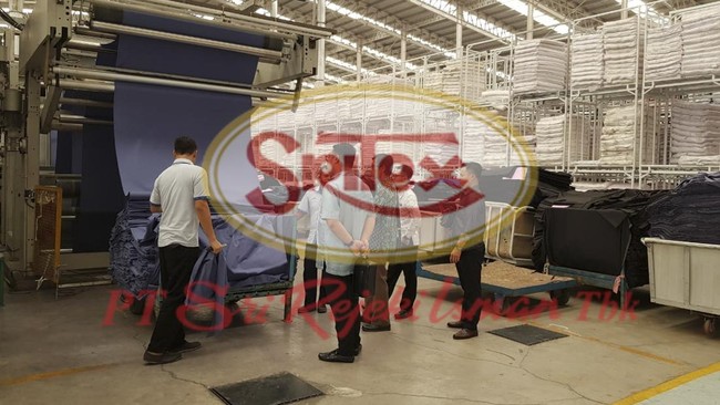 Ditangkap Kejagung, Bos Sritex Iwan Lukminto Masih Berstatus Saksi Kejaksaan Agung menangkap Iwan Setiawan Lukminto, bos PT Sritex, sebagai saksi dalam kasus dugaan korupsi kredit bank senilai Rp3,6 triliun.
