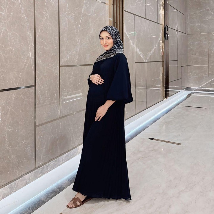 <p>Aktris Melody Prima saat ini tengah hamil anak ketiga. Di kehamilannya ini, Melodi kerap tampil <em>stylish</em> hingga mendapatkan pujian dari netizen. Baru-baru ini, ia tampil cantik mengenakan <em>dress</em> bumil berwarna biru navy dengan jilbab motif hitam dan krem, sambil memamarkan<em> baby bump</em> kehamilan ketiganya. Di beberapa foto lain, Melody juga kerap mengenakan pakaian yang modis. (Foto: Instagram @melodyprima)</p>
