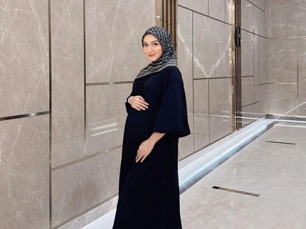 7 Potret Gaya Stylish Bunda Seleb Pamer Baby Bump Kehamilan
