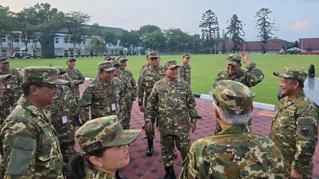 Para menteri dibangunkan pukul 04.00 WIB di Akmil Magelang untuk kumpul baris-berbaris di lapangan jam 05.15 WIB. Rupanya Prabowo jadi orang pertama yang siaga.