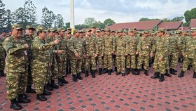 Berbaju Loreng, Prabowo dan Rombongan Menteri Latihan Baris-berbaris