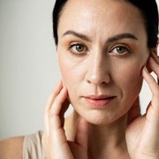 Nggak Perlu Perawatan Mahal, Coba 4 Tips Ini Agar Kulit Tetap Kenyal dan Kencang di Usia 40-an