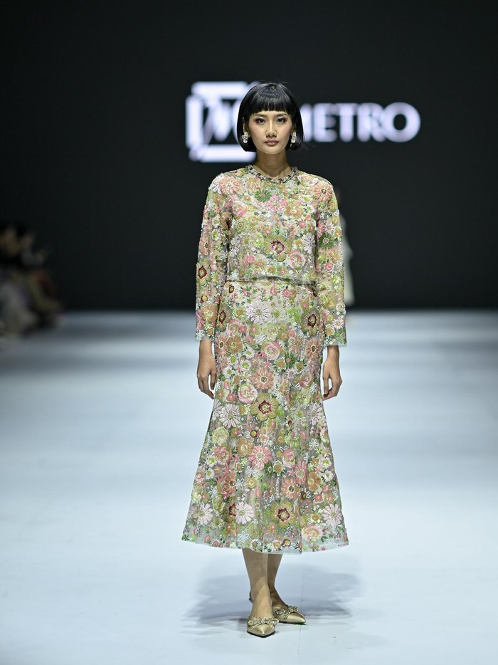 Koleksi Lace by Artkea membuka peragaan busana dari METRO Department Store. Terangkum dalam tema besar Garden of Love, Lace by Artkea mengangkat subtema Opulent Poetry/ Foto: Dok. JFW