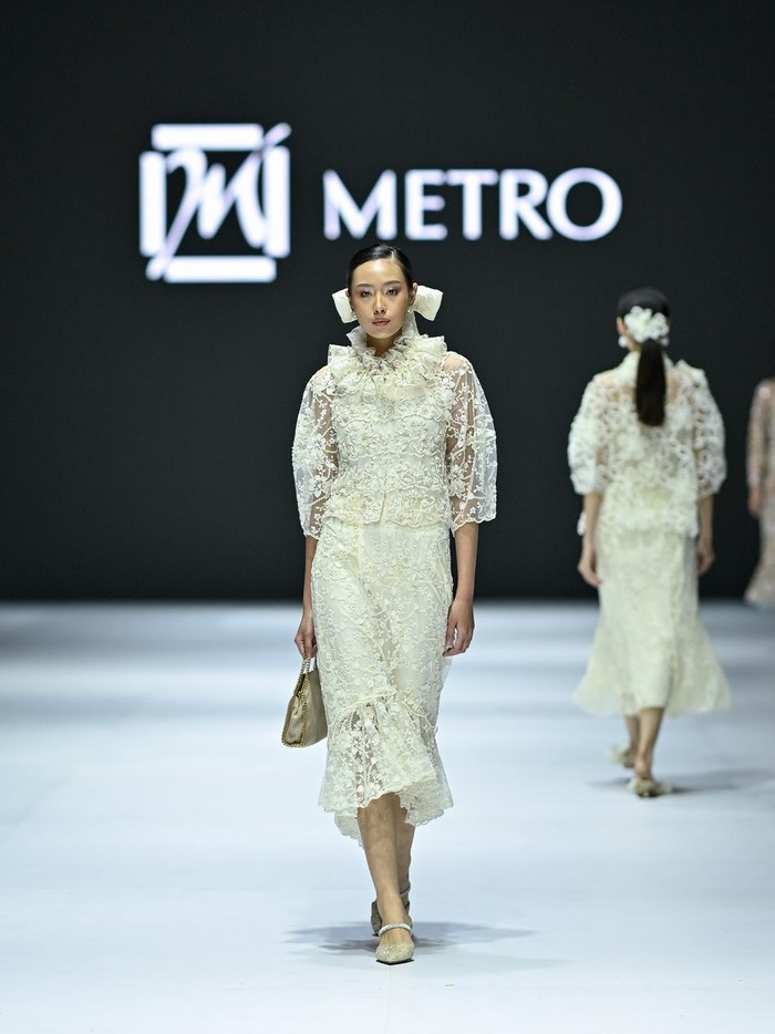 Untuk koleksinya kali ini, Lace by Artkea menyuguhkan 16 looks ready-to-wear dalam nuansa dreamy dan feminin, didukung dengan rona netral seperti broken white, khaki, cream, dan sentuhan hijau/ Foto: Dok. JFW