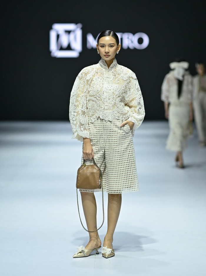 Mempertahankan lace sebagai material utama, variasi motif dijumpai pada tiap piece, mulai dari motif geometris bak rattan hingga membentuk flora. Masing-masing terkombinasi dengan aksen lainnya sehingga menghasilkan look kaya tekstur/ Foto: Dok. JFW