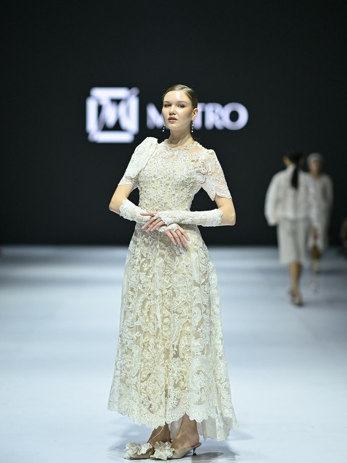 Sejumlah look juga disempurnakan tas vegan leather dari Stella McCartney dengan desain modern, tapi tetap elegan. Semua koleksi Lace by Artkea bisa didapatkan secara eksklusif di METRO Department Store Plaza Senayan/ Foto: Dok. JFW
