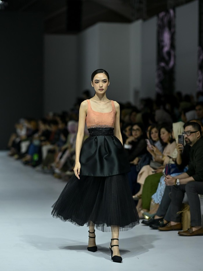 Peragaan busana dilanjutkan dengan looks persembahan SEBASTIANred yang diambil dari koleksi Spring/Summer 2025 yang bertajuk Cafe de Flore/ Foto: Dok. JFW