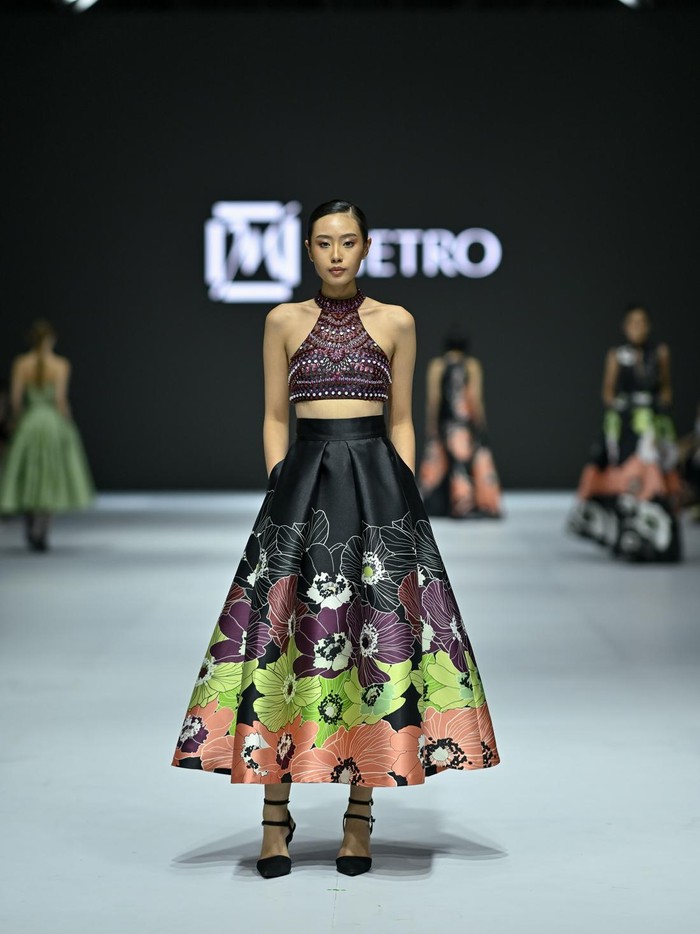 Ditampilkan 8 looks yang menonjolkan keindahan motif bunga, siluet feminin, permainan material yang kaya akan detail/ Foto: Dok. JFW