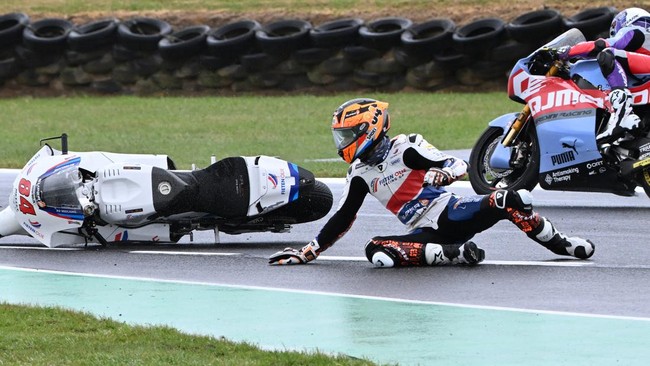 Steward MotoGP telah menjatuhkan hukuman kepada dua pembalap Moto2 yaitu Marc VDS Tony Arbolino dan Zonta van den Goorbergh usai tabrakan aneh, Jumat (25/10).