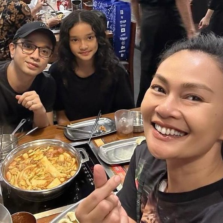 <p>Banyak netizen bilang Kaines memiliki paras yang cantik dan manis. Beberapa di antaranya bilang, wajah Kaines mirip dengan sang Ayah. "mirip banget sama onci," tulis akun @sa***. Tampaknya, Endhita juga setuju dengan komentar netizen yang mengatakan putrinya itu mirip dengan sang Ayah. Beberapa waktu lalu, perempuan 48 tahun ini pernah bilang wajah anaknya itu 'copy-an' Oncy. (Foto: Instagram @oncyungu)</p>