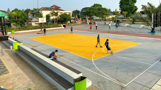 Alun-alun Pondok Aren di Tangsel dibangun di atas lahan 8.500 meter persegi, terdiri dari playground, jogging track, viewing deck, hingga lapangan basket.