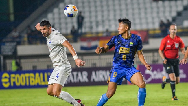 Pelatih Persib Bojan Hodak tidak bisa menyembunyikan kekecewaannya setelah Dimas Drajad mendapat kartu merah saat lawan Lion City, Kamis (24/10).