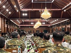 Video Prabowo Makan Malam Bareng Menteri saat Retret di Akmil Magelang
