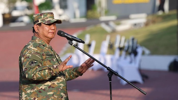 Presiden RI ke-8 Prabowo Subianto membuka giat pertama retreat Kabinet Merah Putih dengan sesi olahraga dan latihan baris berbaris bersama di Lapangan Sapta Marga, Akademi Militer Magelang, Jumat (25/10). (Dok: Tim Media Prabowo)