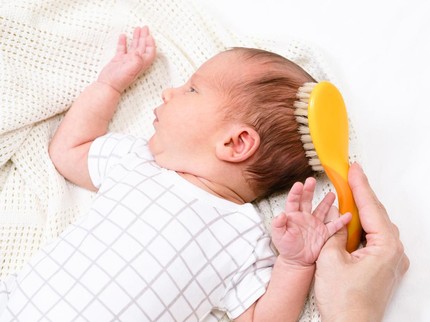 Penyebab Rambut Bayi Baru Lahir Rontok dan Cara Mengatasinya