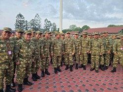 Raffi Ahmad Berseragam Komcad Berdiri di Antara Prabowo Subianto dan Gibran