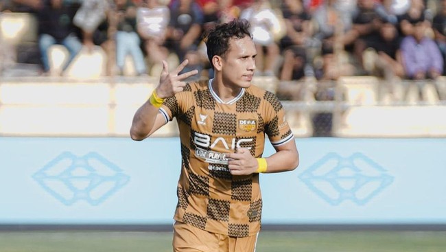 Egy Maulana Vikri untuk sementara memuncaki daftar top skor atau pencetak gol terbanyak hingga pekan ke-15 Liga 1 2024/2025.