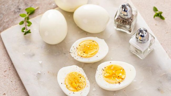 Telur rebus memang praktis untuk sarapan atau camilan. Namun yang jadi perdebatan adalah lebih aman rebus matang atau setengah matang.