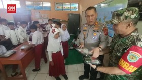 VIDEO: Personil TNI-Polri Bagi-bagi Makan Bergizi Gratis di Bogor
