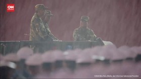 VIDEO: Prabowo Terobos Hujan saat Inspeksi Pasukan Parade Senja Akmil
