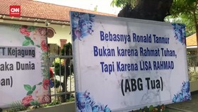 VIDEO: Rangkaian Bunga di PN Surabaya Sindir 3 Hakim Tersangka Suap