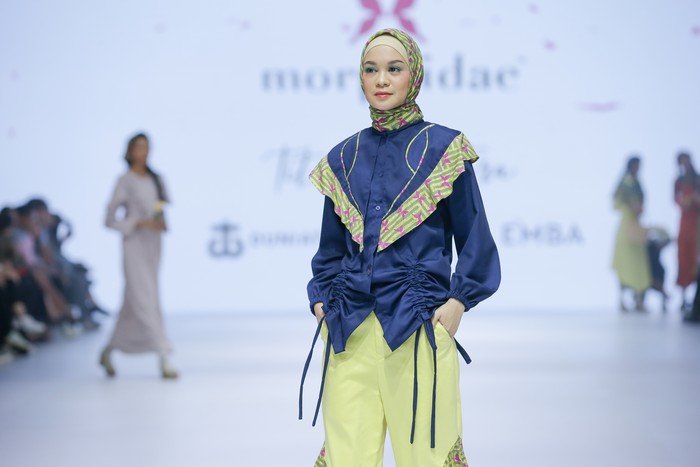Denim yang melekat sebagai outfit santai dipadukan dengan aksen-aksen romantis. Misalnya drawstring yang beri efek ruched pada kain hingga ruffles turut mengaksentuasi outfit yang diperlihatkan/ Foto: Dok. JFW