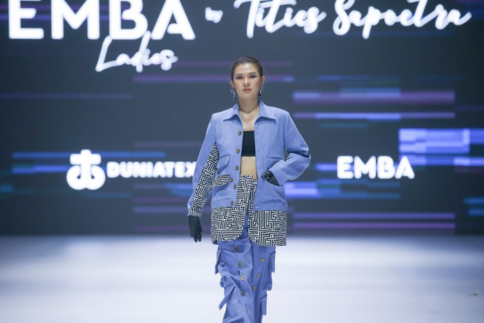 Selanjutnya adalah EMBA Ladies by Tities Sapoetra, koleksi kedua yang ditampilkan. Koleksi ini mengangkat tema Freedom atau Kebebasan menggunakan material utama denim/ Foto: Dok. JFW