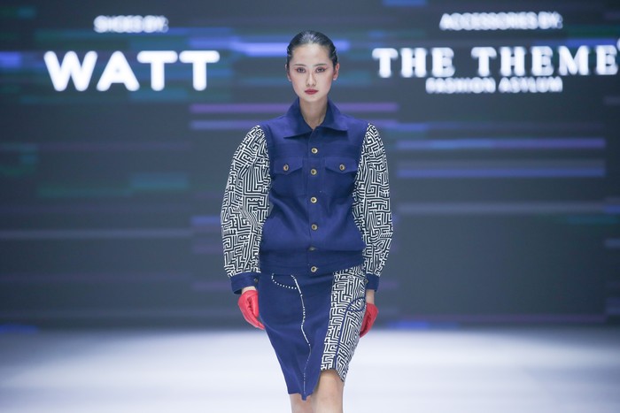 Outfit streetwear yang lebih daring atau berani disuguhkan. Melalui koleksi ini, Tities dan EMBA menceritakan revolusi industri denim yang dinamis ke arah yang lebih berkelanjutan mulai dari proses yang ramah lingkungan. Denim juga dipadukan bahan bermotif monogram khas label Tities Sapoetra./ Foto: Dok. JFW