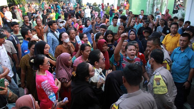 FOTO: Warga Tolak Kedatangan Imigran Rohingya di Deli Serdang