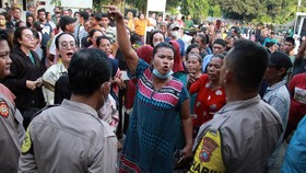 FOTO: Warga Tolak Kedatangan Imigran Rohingya di Deli Serdang