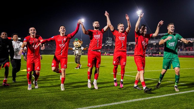 Thom Haye dan Almere City akhirnya meraih kemenangan di Liga Belanda Eredivisie musim ini setelah mengalahkan NEC Nijmegen yang diperkuat Calvin Verdonk.