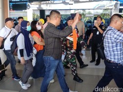 Selebgram Alnaura Terpidana Penipuan Tiba di Palembang, Diteriaki Para Korban