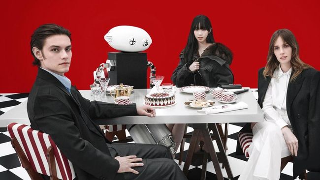 Prada Holiday 2024 Campaign Hadirkan Kolaborasi Bintang Global, Ada Karina aespa!
