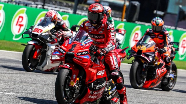 Francesco Bagnaia merebut pole kualifikasi MotoGP Thailand 2024 yang penuh drama di Sirkuit Buriram. Jorge Martin dan Marc Marquez jatuh di babak kualifikasi.